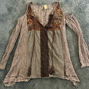 Gimmicks cold shoulder top